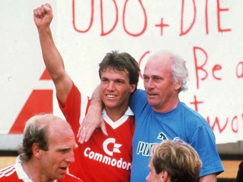 Lothar Matthäus junto al entrenador Udo Lattek en 1986.
