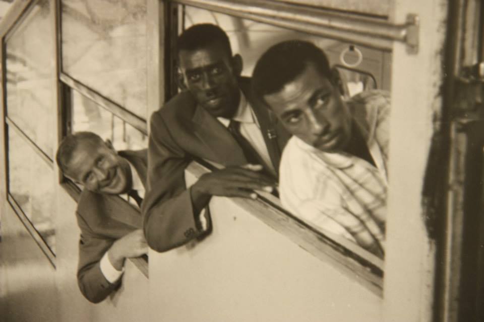De delante hacia atrás: Abebe Bikila, Wami Biratu y Onni Niskannen.