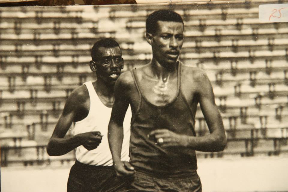 En primer plano, Abebe Bikila; detrás, Wami Biratu