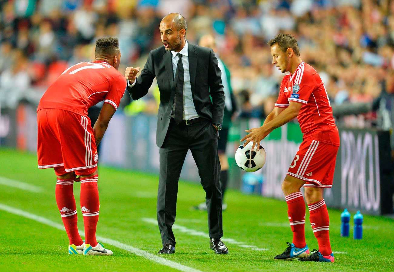 Entrenador-espanol-Pep-Guardiola-del-Bayern-Munich-C-habla-a-defensa-Jerome-Boateng-del-Bayern-Munich-L-y-el-defensa-brasileno-Rafinha