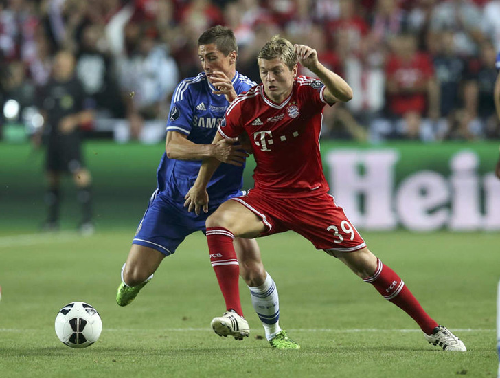 Munich's Kroos challenges Chelsea's Torres during their UEFA Super Cup soccer match at Eden stadium in Prague