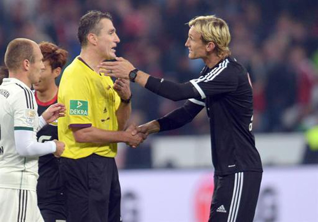 Sami Hyypia, entrenador del Bayer Leverkusen, saluda al ártbitro tras el partido ante el Bayern de Múnich.