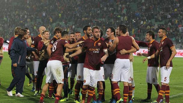 La Roma celebra su triunfo ante el Udinese, noveno consecutivo desde el inicio de la Serie A.