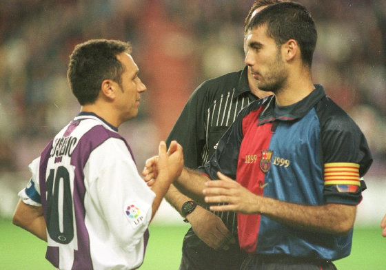 Eusebio Sacristán y Pep Guardiola, capitanes de Real Valladolid y F. C. Barcelona, antes de un partido entre ambos equipos