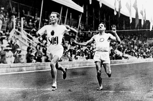 Kohlemainen y Bouin llegando a meta en los 5000 metros de Estocolmo 1912